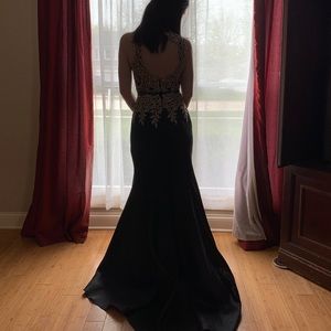 Size 4 Never worn Prom Dress Windsor
